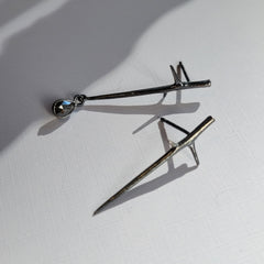 Thorn Earrings - Grey Diamond